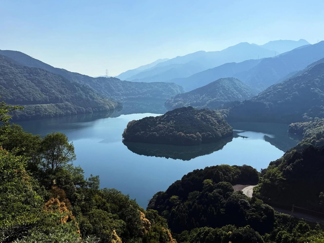 横峰寺道中のダム湖 1