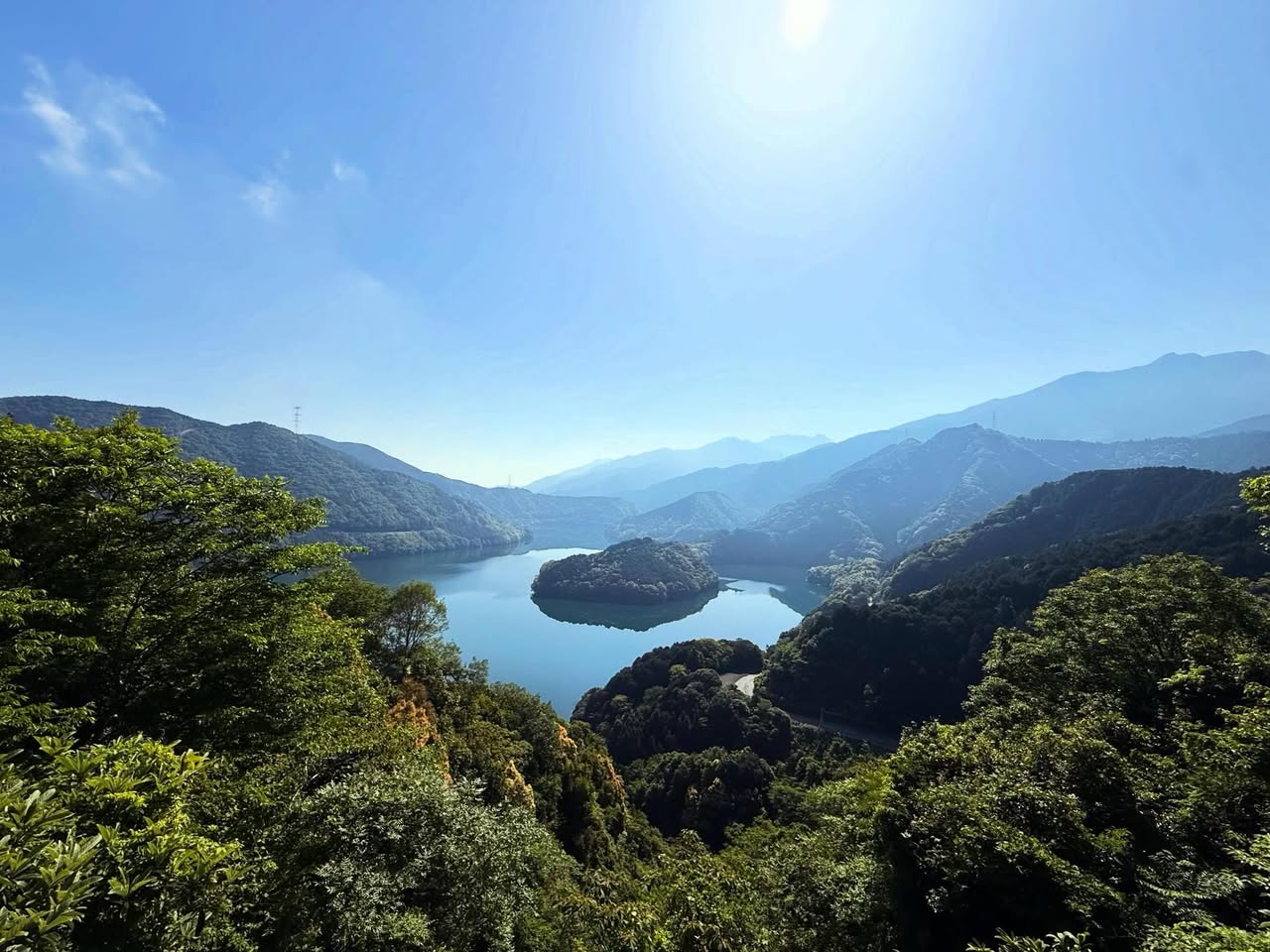 横峰寺道中のダム湖 2